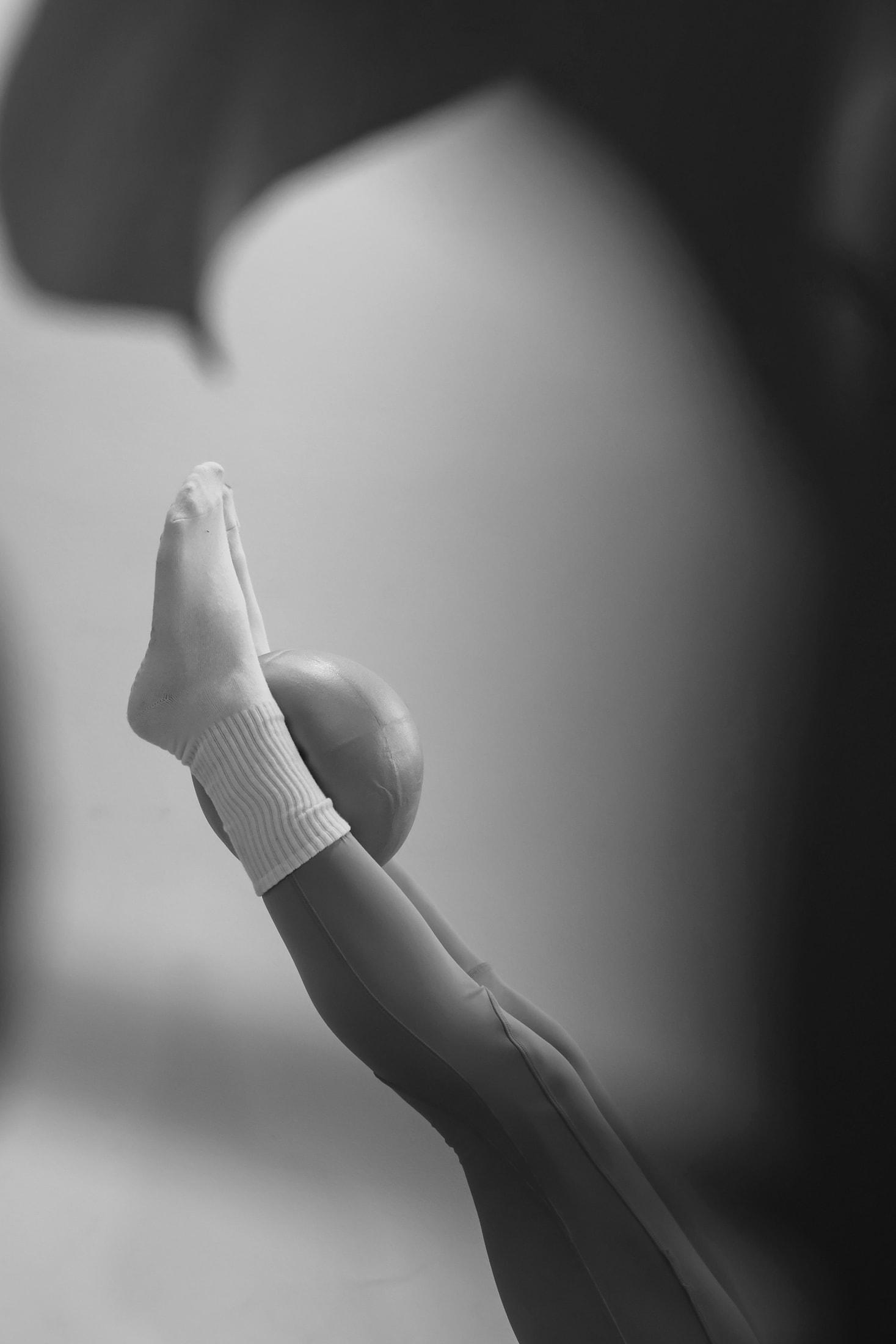 Detail práce s pilates míčem